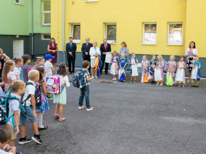 FOTOGALERIE: Škola v Hlubočkách přivítala čtyři desítky prvňáčků. I s kreativními dárky od Honeywellu