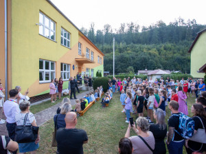 FOTOGALERIE: Škola v Hlubočkách přivítala čtyři desítky prvňáčků. I s kreativními dárky od Honeywellu