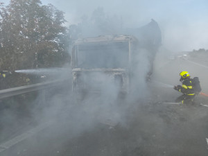 Na dálnici u Brodku u Prostějova hořel kamion. Doprava bude omezená až do večera