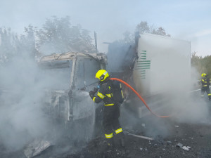 Na dálnici u Brodku u Prostějova hořel kamion. Doprava bude omezená až do večera