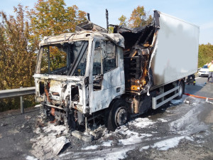 Na dálnici u Brodku u Prostějova směrem na Vyškov hořel kamion. Doprava bude omezená až do večera