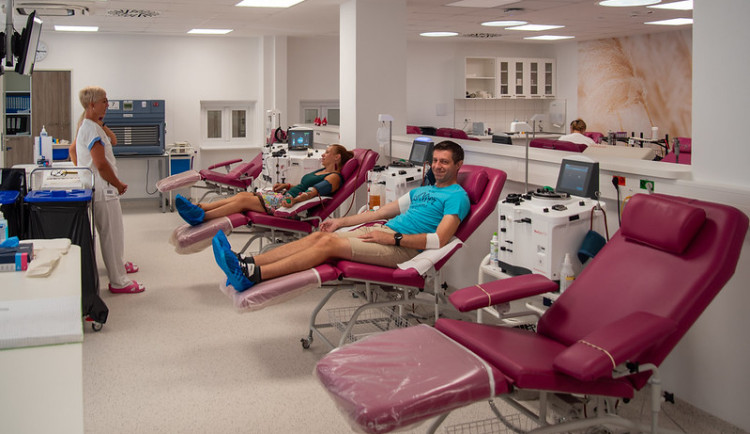 Olomoucké Transfuzní oddělení je nové, dárci mají komfortní a moderní prostředí. Vracejí se oblíbené párky