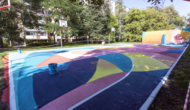 Bulharský umělec Glow loni přemalovával hřiště v olomoucké části Povel - ilustrační foto