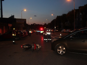 Řidička v Olomouci přehlédla skútr. Dvaaosmdesátiletý řidič skončil s vážným zraněním v nemocnici
