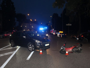 Řidička v Olomouci přehlédla skútr. Dvaaosmdesátiletý senior skončil s vážným zraněním v nemocnici