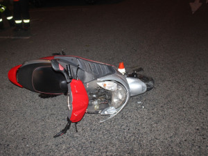 Řidička v Olomouci přehlédla skútr. Dvaaosmdesátiletý řidič skončil s vážným zraněním v nemocnici