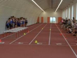 Sportovci z prostějovské základní školy Železného se dočkali běžeckého tunelu. Přišel na 44 milionů