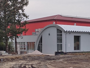 Sportovci z prostějovské základní školy Železného se dočkali běžeckého tunelu. Přišel na 44 milionů