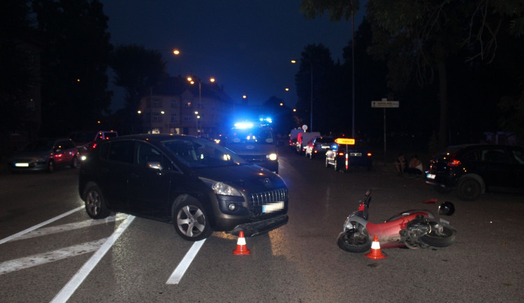 Řidička v Olomouci přehlédla skútr. Dvaaosmdesátiletý řidič skončil s vážným zraněním v nemocnici