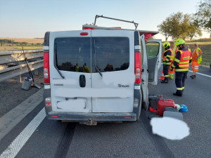 Před Prostějovem dodávka narazila do auta silničářů, pět zraněných. Dálnice je uzavřená