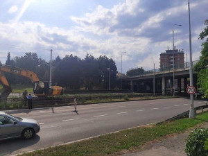 Nepozorný bagrista odpojil část Olomouce od internetu. Lžíci zvedl příliš vysoko a poškodil optický kabel