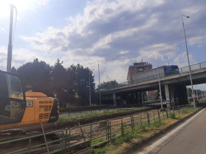 Nepozorný bagrista odpojil část Olomouce od internetu. Lžíci zvedl příliš vysoko a poškodil optický kabel