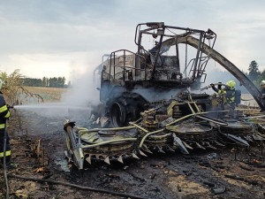 Na poli na Prostějovsku hořel kombajn na kukuřici a okolní pole. Škoda bude nejméně pět milionů