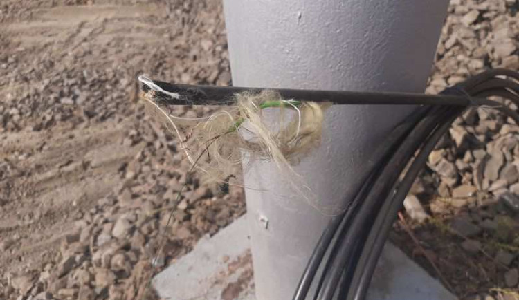 Nepozorný bagrista odpojil část Olomouce od internetu. Lžíci zvedl příliš vysoko a poškodil optický kabel