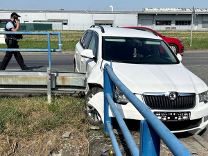 VIDEO: Cizinec nebezpečně ujížděl policistům skoro dvacet kilometrů. V Prostějově havaroval