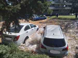 1 - Záplava na kopci. U olomouckého vodojemu prasklo potrubí, havárie se dotkne sídliště i nemocnice