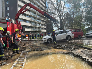 2 - Záplava na kopci. U olomouckého vodojemu prasklo potrubí, havárie se dotkne sídliště i nemocnice