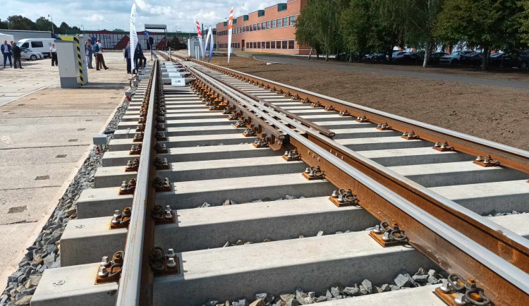 FOTOGALERIE: Prostějovská firma vyrobila první českou výhybku pro vysokorychlostní tratě. Vlaky poletí více než dvoustovkou
