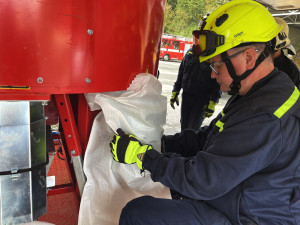 Příval na Desné. Krátce před vydatnými dešti hasiči trénovali, jak zkrotit rozvodněnou řeku