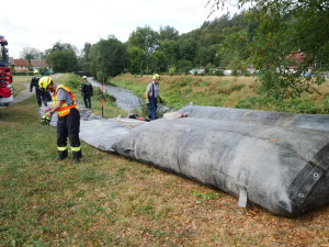 Příval na Desné. Krátce před vydatnými dešti hasiči trénovali, jak zkrotit rozvodněnou řeku