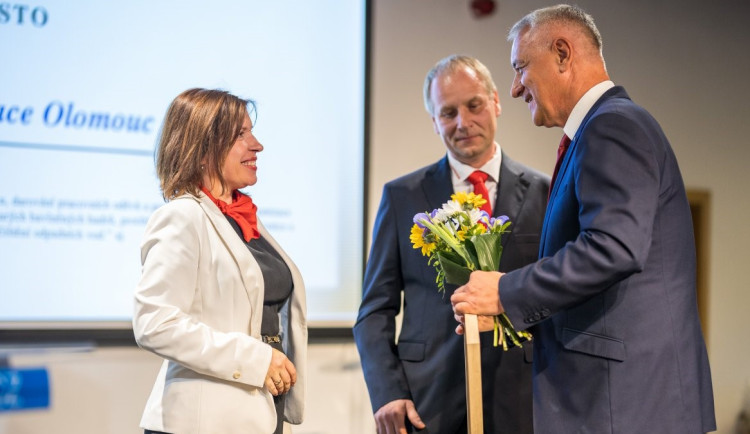 Společnost Honeywell Aerospace získala od hejtmana Olomouckého kraje ocenění za společenskou odpovědnost