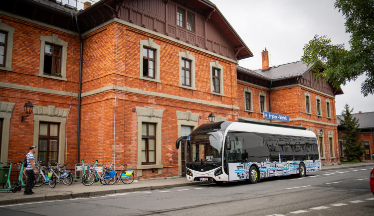 Cestující ve Frýdku-Místku během září čeká změna. Po městě je nově svezou moderní elektrobusy