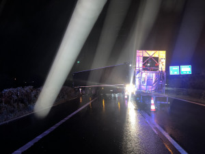 Nešťastný pátek třináctého. Na dálnici u Olomouce na stejném místě krátce po sobě nabouraly kamiony