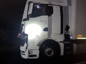 Nešťastný pátek třináctého. Na dálnici u Olomouce na stejném místě krátce po sobě nabouraly kamiony