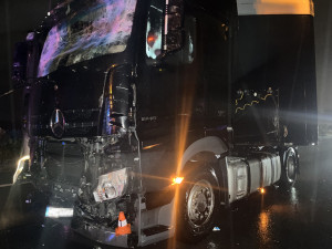 Nešťastný pátek třináctého. Na dálnici u Olomouce na stejném místě krátce po sobě nabouraly kamiony