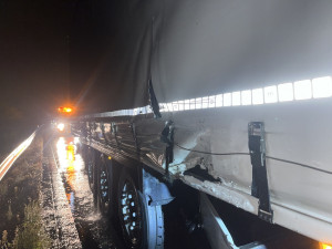 Nešťastný pátek třináctého. Na dálnici u Olomouce na stejném místě krátce po sobě nabouraly kamiony
