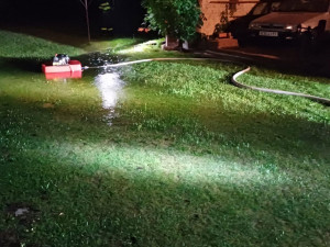 Na Jesenicku se řeky dostávají z koryt. Hasiči na sever posílají speciální techniku a týmy