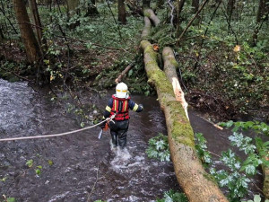 Na Jesenicku se řeky dostávají z koryt. Hasiči na sever posílají speciální techniku a týmy