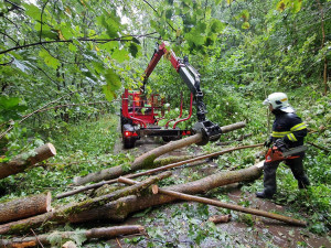 Na Jesenicku se řeky dostávají z koryt. Hasiči na sever posílají speciální techniku a týmy