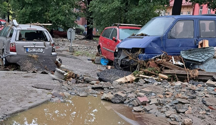 VIDEO: Byla to apokalypsa, popsala starostka Jeseníku povodňovou vlnu. Po náměstí plavala auta