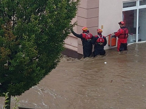 VIDEO: Kritická situace v Jeseníku, město je odříznuté, zasahuje vrtulník. Situace je podobná jako v roce 1997