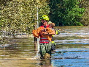 VIDEO: V Hanušovicích se utrhl břeh řeky, vlna za pár minut zaplavila město. Lidé jsou uvěznění v domech