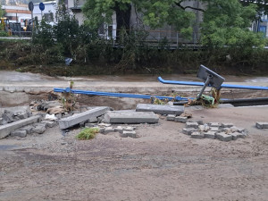 VIDEO: Byla to apokalypsa, popsala starostka Jeseníku povodňovou vlnu. Po náměstí plavala auta