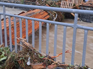 VIDEO: Byla to apokalypsa, popsala starostka Jeseníku povodňovou vlnu. Po náměstí plavala auta