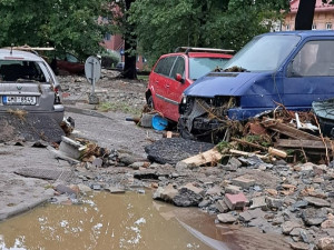 VIDEO: Byla to apokalypsa, popsala starostka Jeseníku povodňovou vlnu. Po náměstí plavala auta