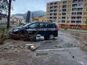 VIDEO: Byla to apokalypsa, popsala starostka Jeseníku povodňovou vlnu. Po náměstí plavala auta