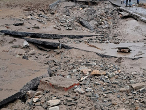 VIDEO: Byla to apokalypsa, popsala starostka Jeseníku povodňovou vlnu. Po náměstí plavala auta