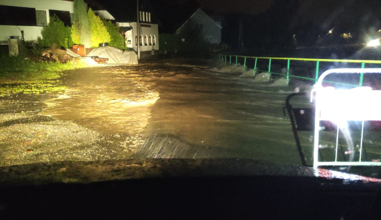 Hasiči evakuovali téměř dva tisíce lidí, hlavně na Jesenicku. Někteří obyvatelé ohrožených domů odejít odmítají