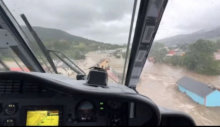 VIDEO: Až polovina lidí na Jesenicku odmítla evakuaci. Vzpouzející člověk by poslal k zemi celý vrtulník, říká pilot