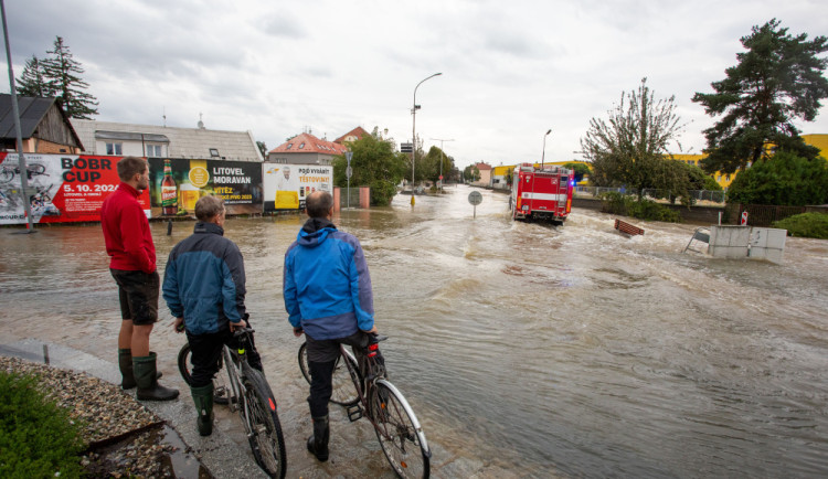 FOTOGALERIE: Bez pitné vody, elektřiny a odříznutí od světa. Zaplavená Litovel prožívá kritické hodiny