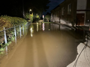 Řeka Morava zaplavila Litovel. Hanácké Benátky jsou ze všech směrů uzavřené