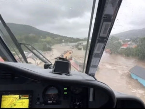 VIDEO: Až polovina lidí na Jesenicku odmítla evakuaci. Vzpouzející člověk by poslal k zemi celý vrtulník, říká pilot