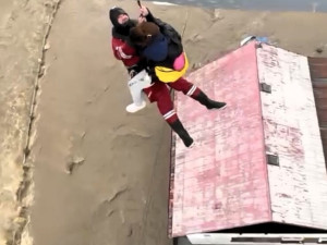 VIDEO: Až polovina lidí na Jesenicku odmítla evakuaci. Vzpouzející člověk by poslal k zemi celý vrtulník, říká pilot