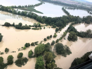 VIDEO: Až polovina lidí na Jesenicku odmítla evakuaci. Vzpouzející člověk by poslal k zemi celý vrtulník, říká pilot