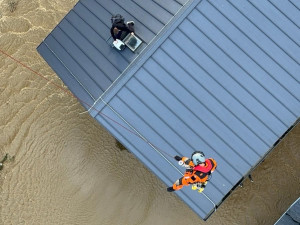 VIDEO: Až polovina lidí na Jesenicku odmítla evakuaci. Vzpouzející člověk by poslal k zemi celý vrtulník, říká pilot