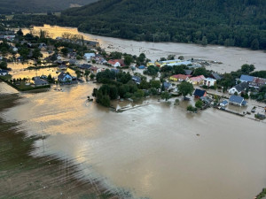 VIDEO: Až polovina lidí na Jesenicku odmítla evakuaci. Vzpouzející člověk by poslal k zemi celý vrtulník, říká pilot